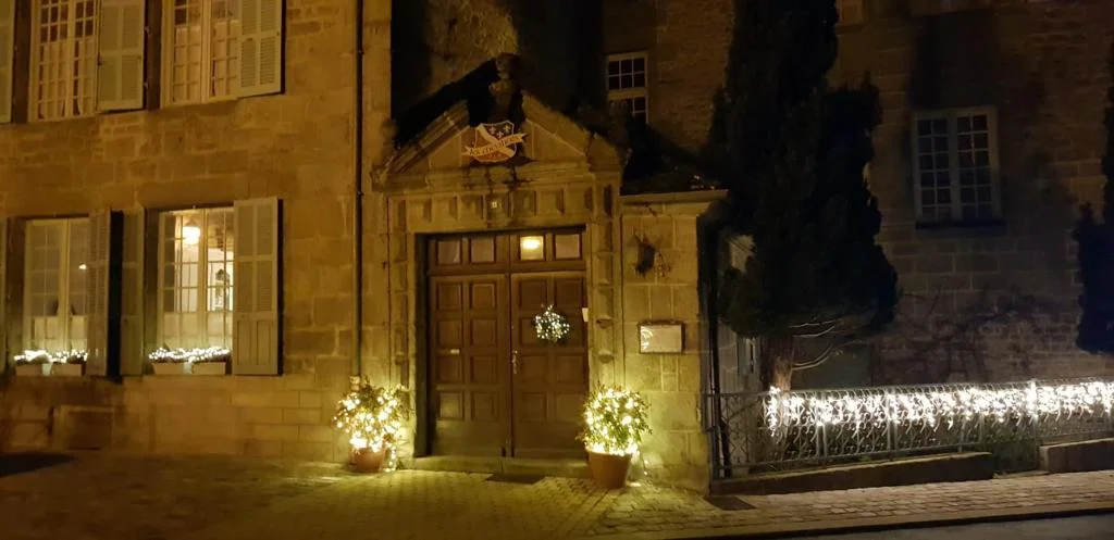 Décoration de Noël  BWIENERISSIMO  de nuit au cœur du bourg d’Ahun en Creuse